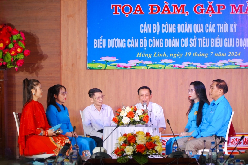 Hồng Lĩnh: Tọa đàm, gặp mặt cán bộ công đoàn qua các thời kỳ và tôn vinh cán bộ CĐCS tiêu biểu